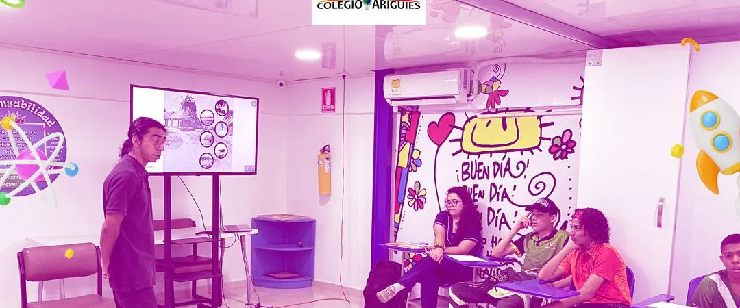 Estudiantes trabajando en un aula del Yari