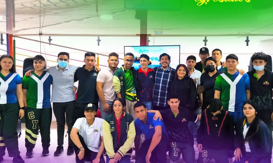 Estudiantes en una conferencia de egresados