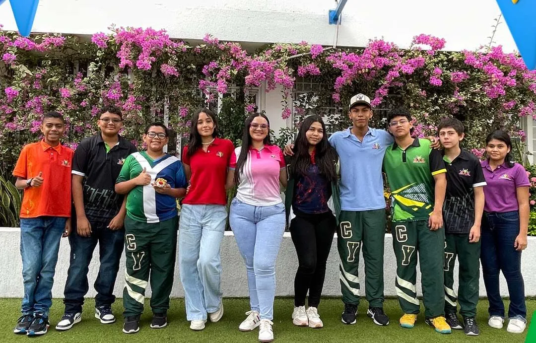 Estudiantes del Yari en el patio del colegio