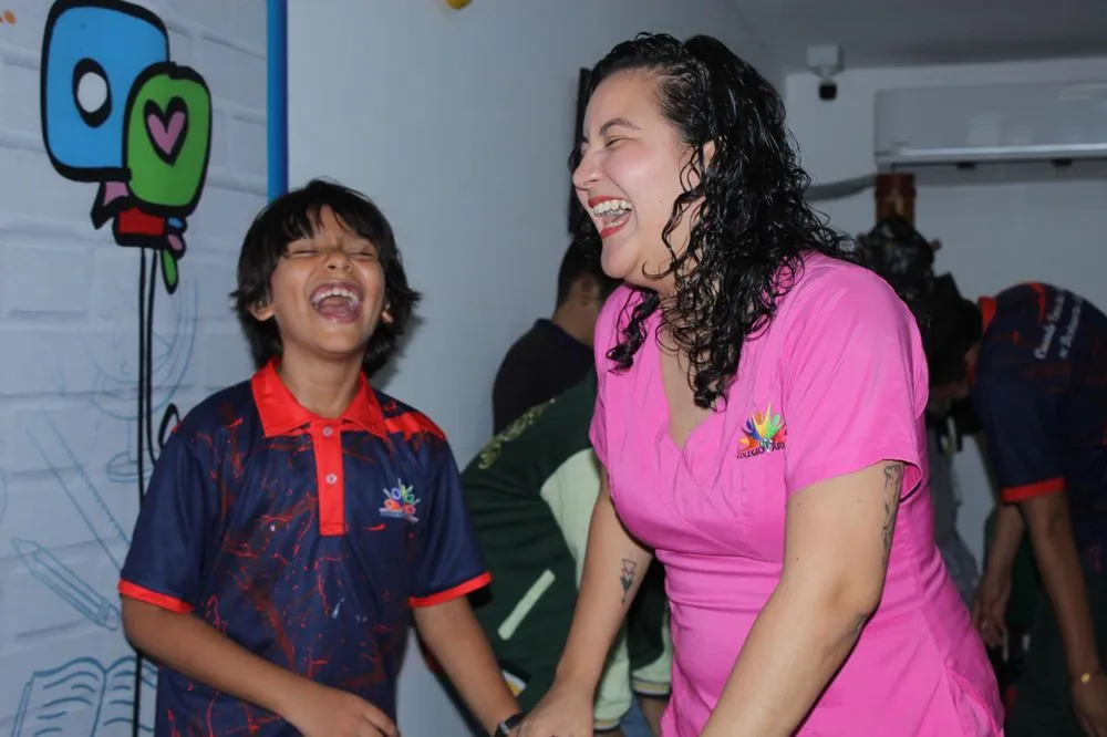 Una tutora y un estudiante del Yari se ríen juntos